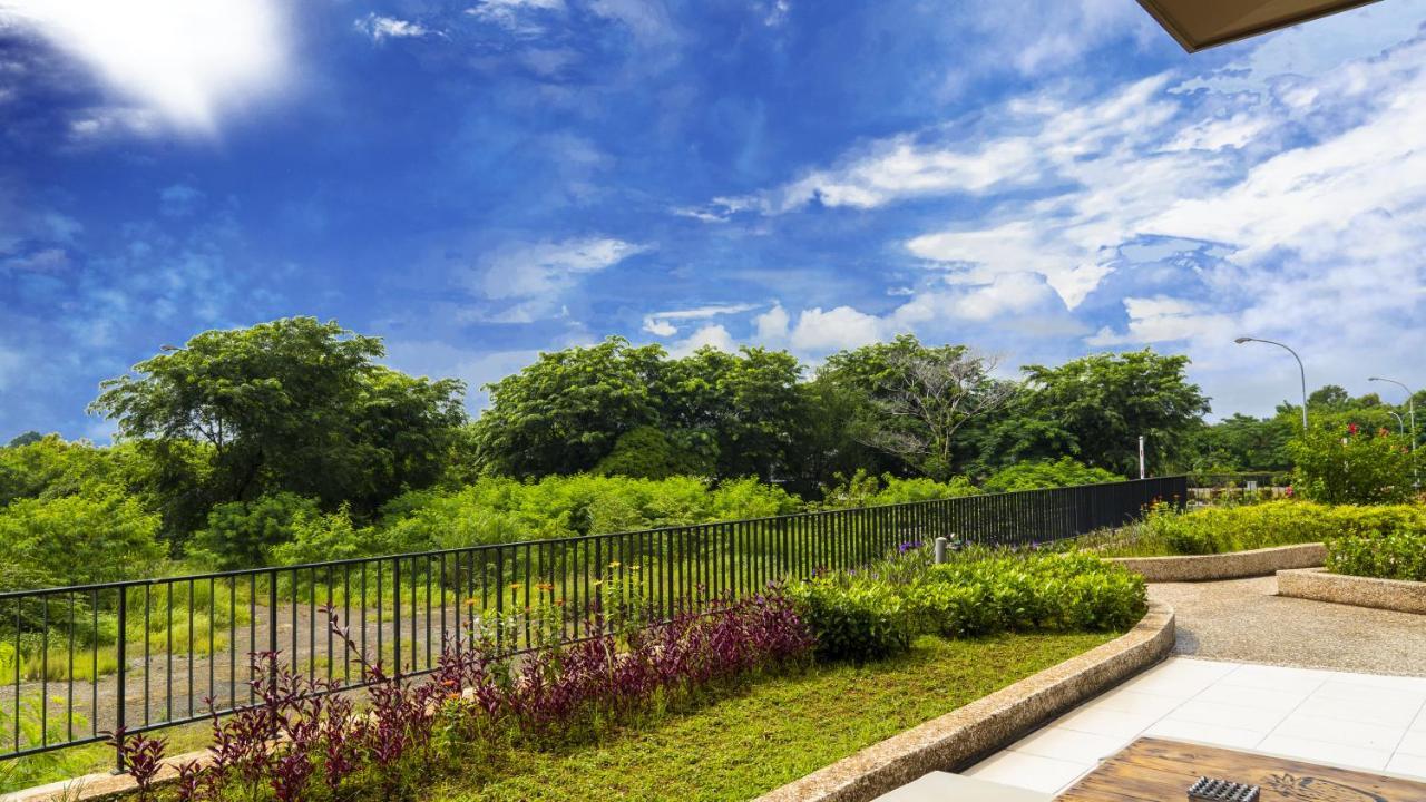 Azalea Suites Cikarang By Jayakarta Group Exteriör bild