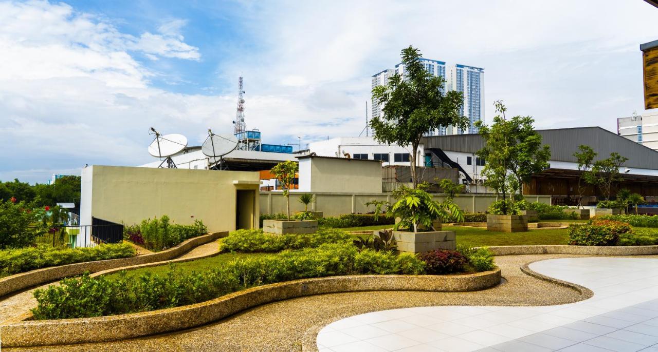 Azalea Suites Cikarang By Jayakarta Group Exteriör bild