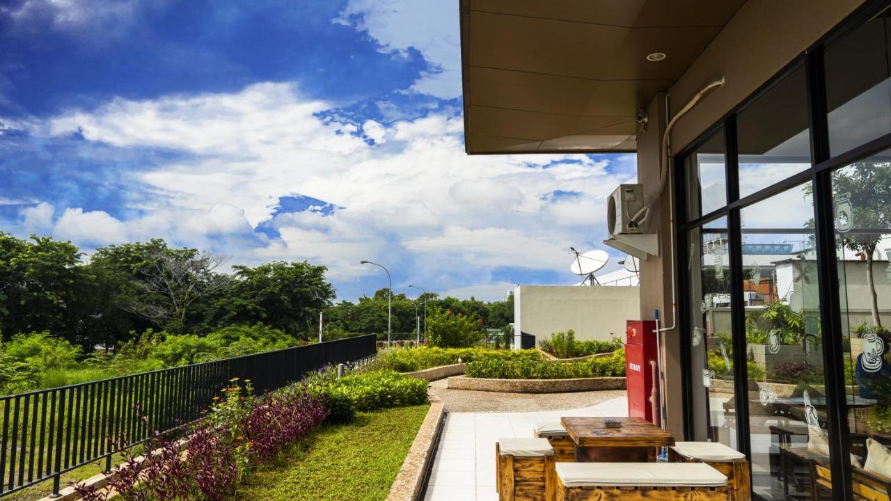 Azalea Suites Cikarang By Jayakarta Group Exteriör bild